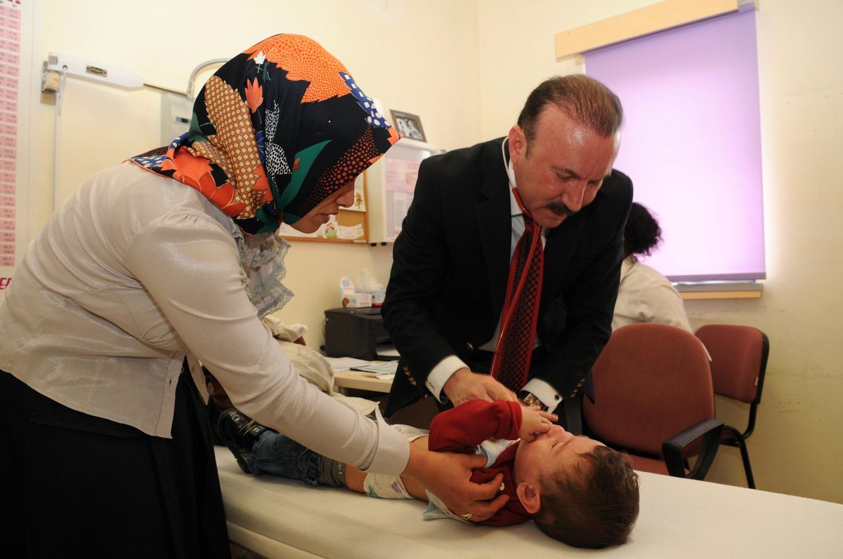 Doktor Başkan Çocukları Muayane Etti