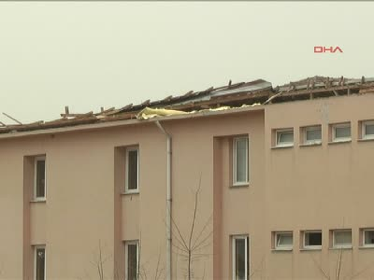 Düzce\'de Lodos Okulun Çatısını Uçurdu