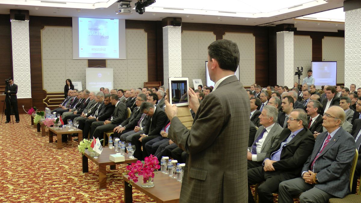 Düzce Valisi Adnan Yılmaz Tüm Konuşmalarını Kameraya Aldırıyor