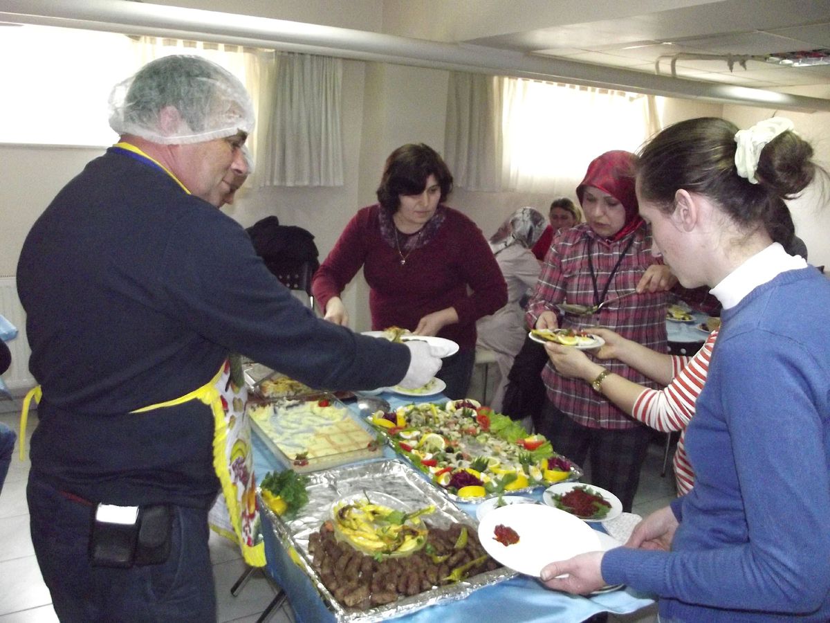 Ev Kadınları Aşçılık Kursunda Yemek Yapmayı Öğreniyor