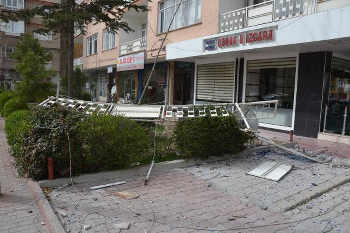 Fırtına, Balkonun Demir Korkuluğunu Uçurdu