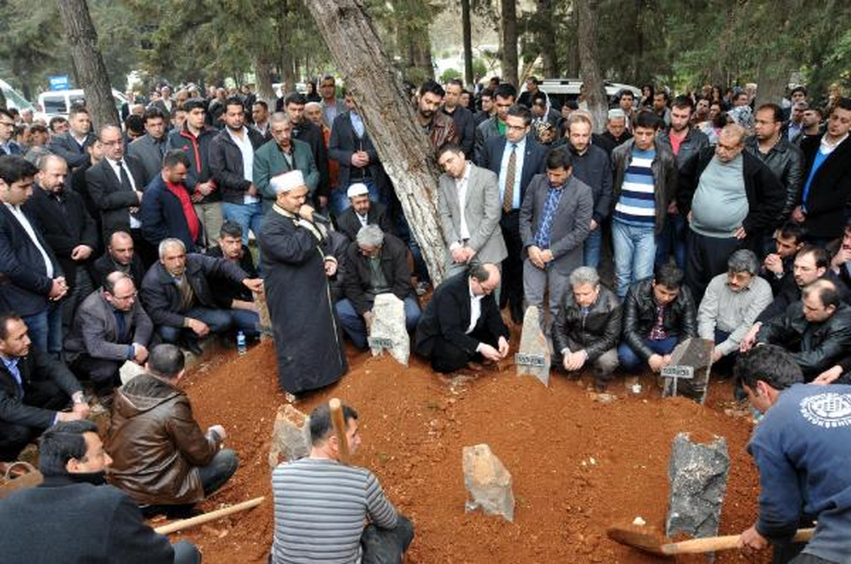Yanyana Toprağa Verildiler