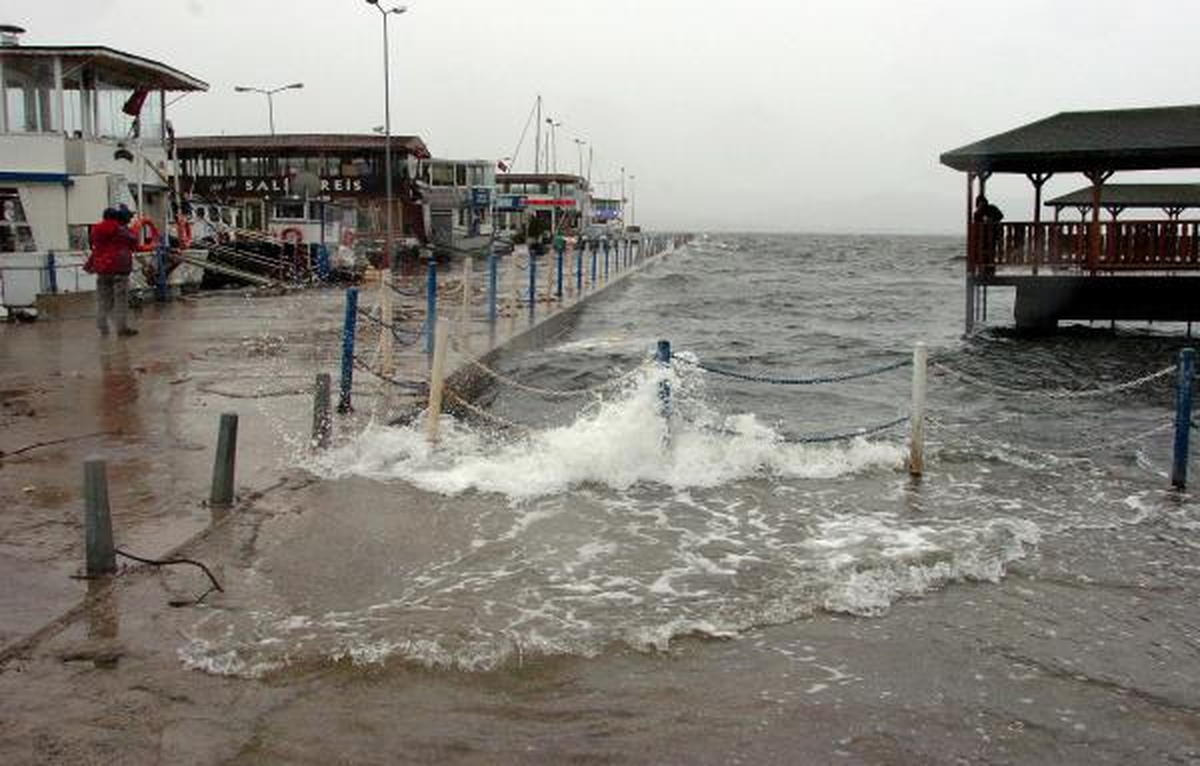 Şiddetli Fırtına İskeleleri Sular Altında Bıraktı