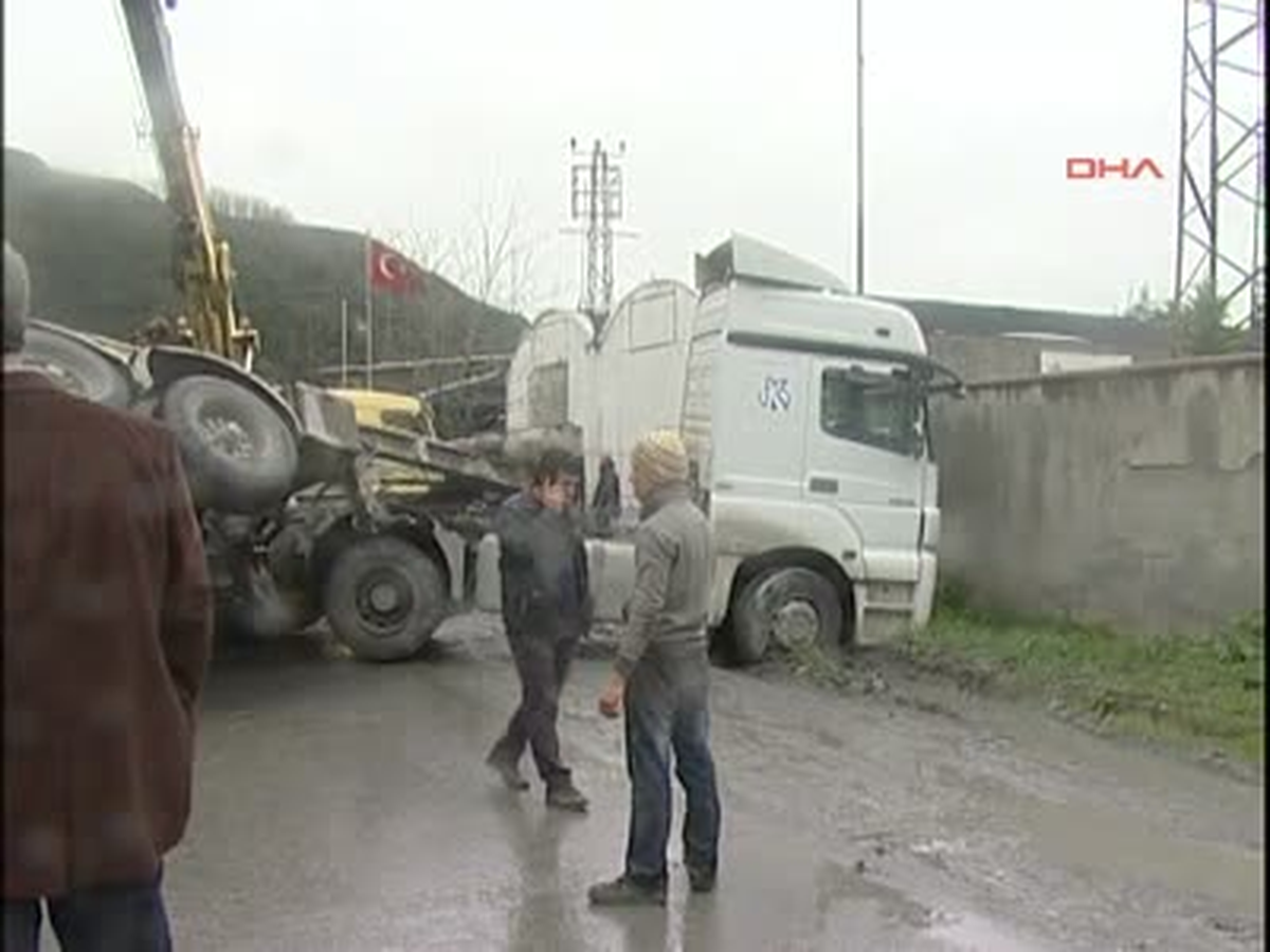 Kamyonun Dorsesi Aracının Üzerine Düştü : 5 Yaralı