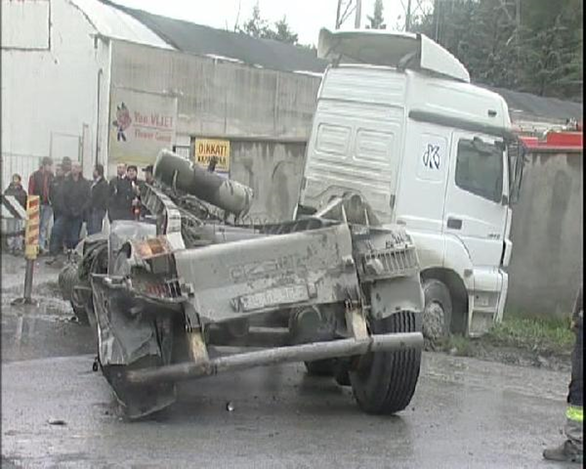 Kamyonun Dorsesi Aracının Üzerine Düştü : 2\'si Ağır 5 Yaralı (1)