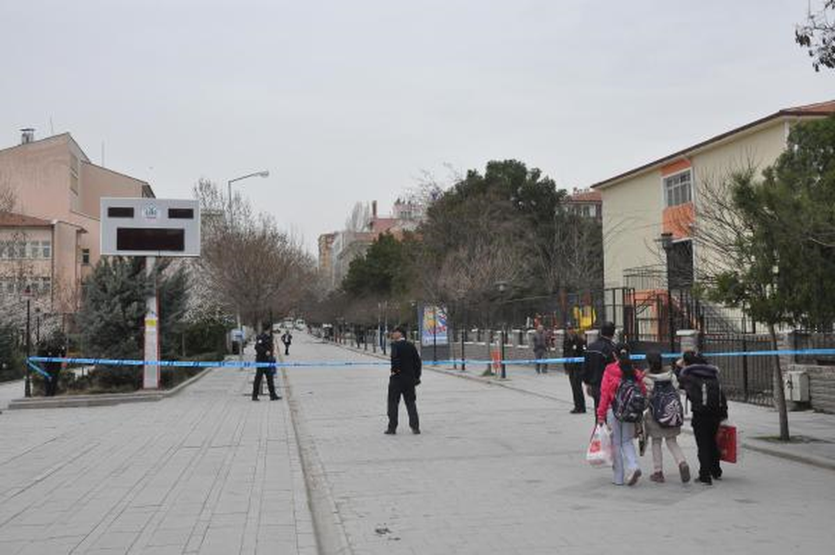 Kırıkkale\'de Fırtına Çatı Uçurdu