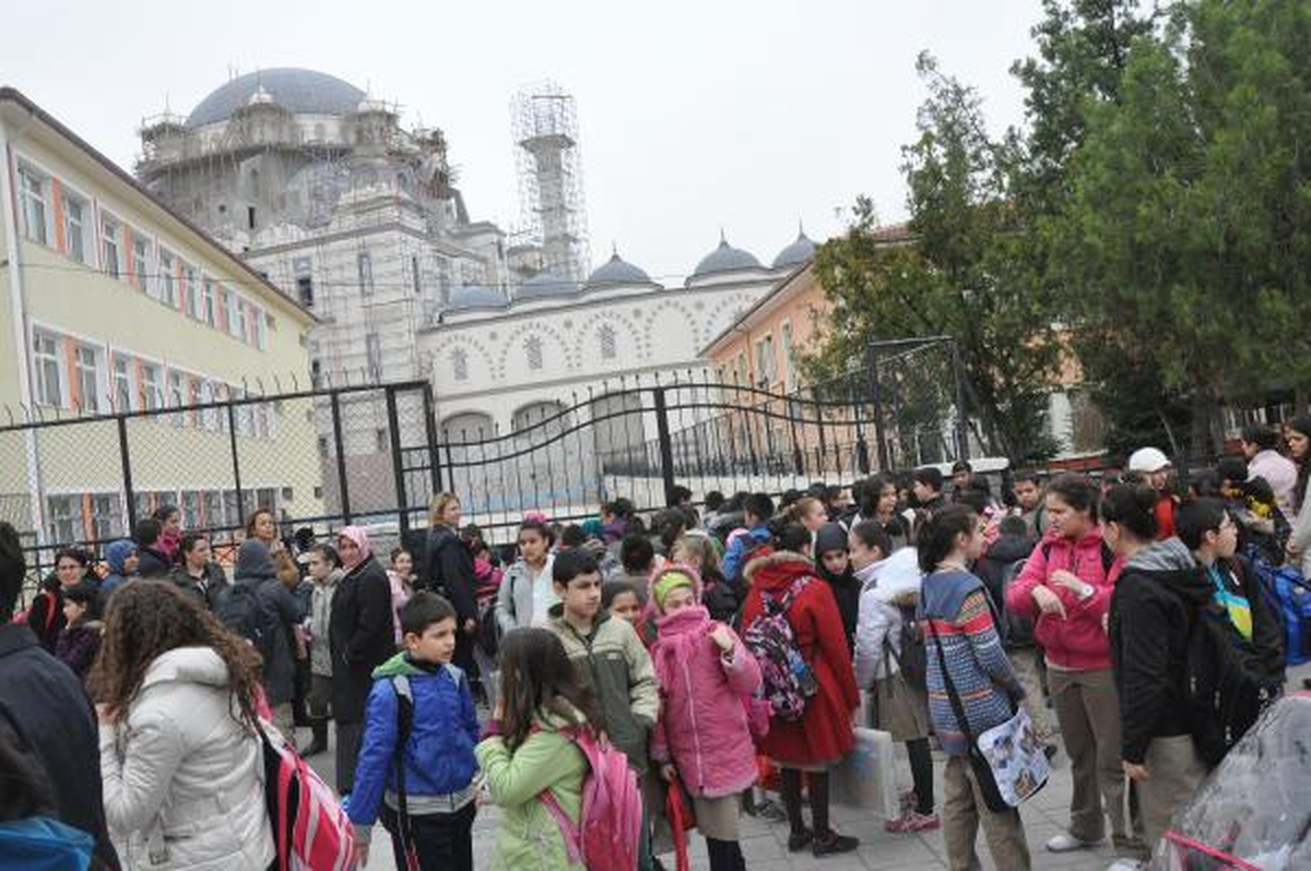 Kırıkkale\'de Fırtına Çatı Uçurdu, Ev ve İşyerlerinin Camları Kırıldı (2)