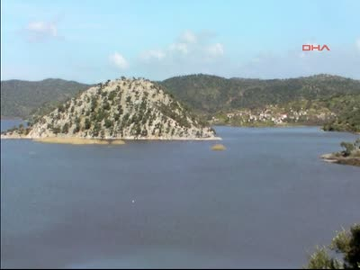 "Yeşile Dönen Bafa Gölü Şimdi de Köpürdü"