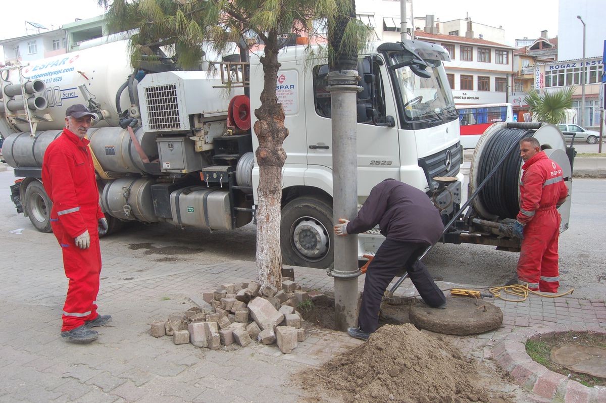 Lapseki\'de Su Kanalları Temizleniyor