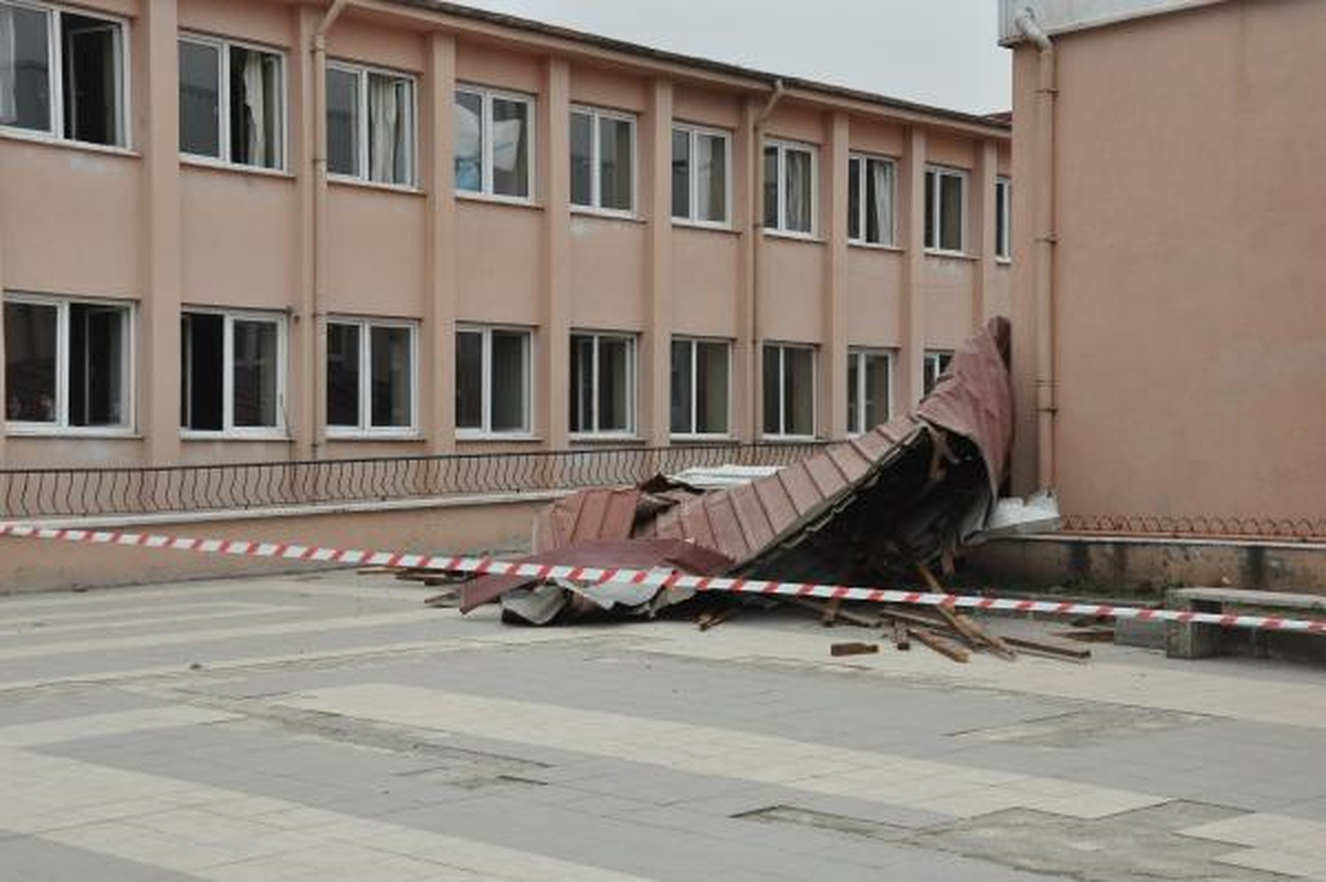 Lodos Okulun Çatısını Uçurdu