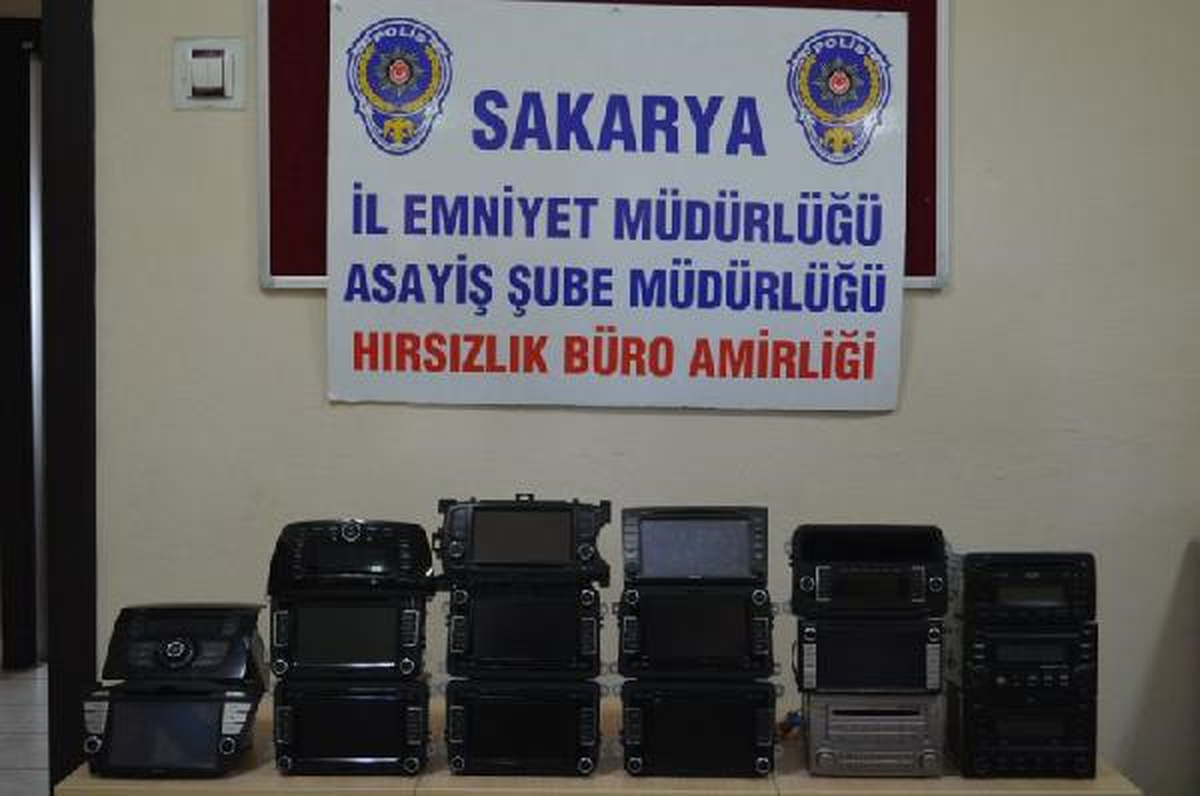 Lüks Araçların Navigasyonlu Teyplerini Çalanlar Yakalandı, Sahipleri Aranıyor