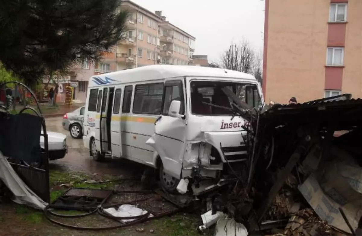 Öğrenci Servisi Otomobille Çarpıştı