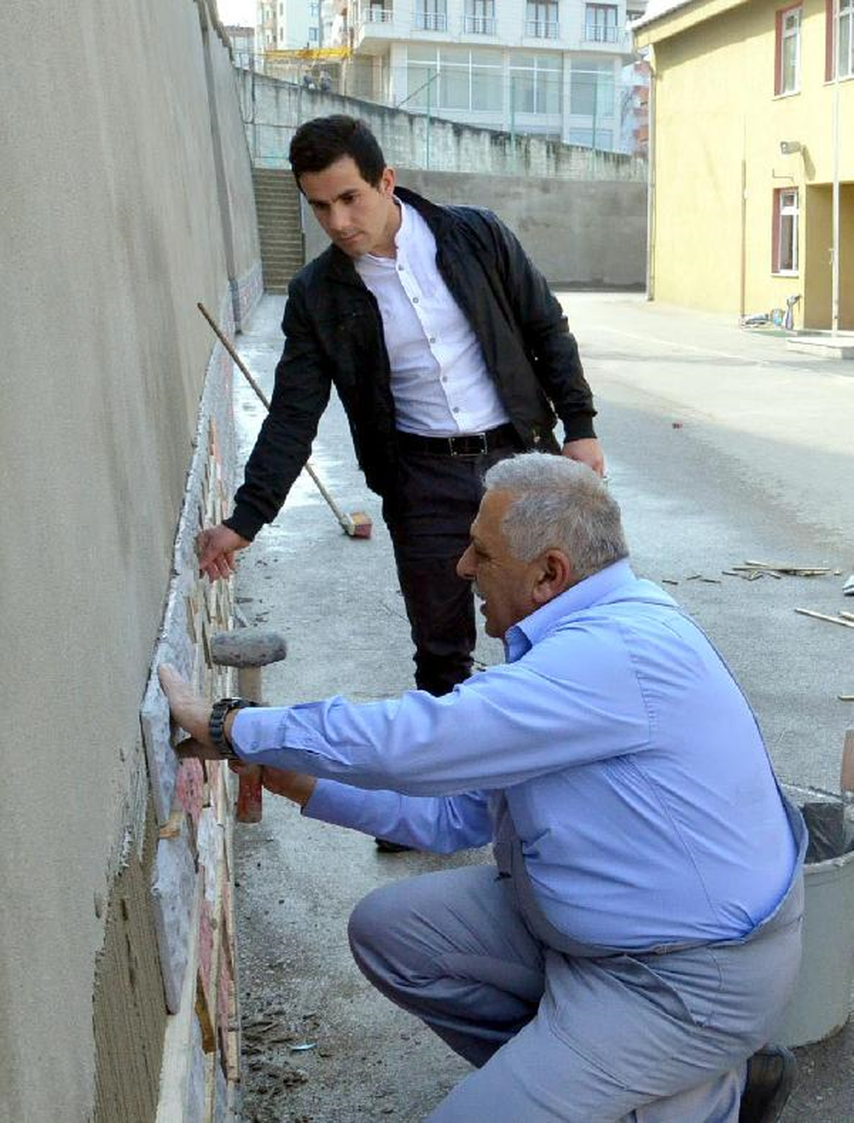 Okulun Bahçe Duvarını Müdür Kapladı