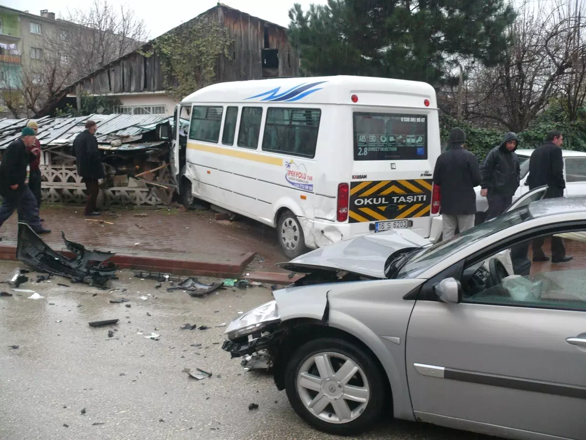 Otomobile Çarpan Öğrenci Servisi Odunluğa Girerek Durabildi