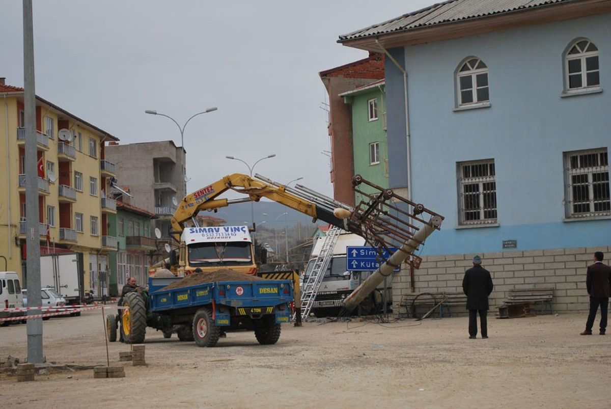 Pazarlar\'da Eski Elektrik Direkleri Sökülüyor
