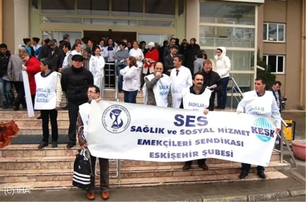 Sağlıkçılardan Yağmur Altında Eylem