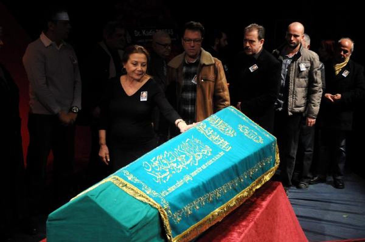 Sanatçı Dinçer Çekmez İçin Haldun Taner Sahnesi\'nde Tören