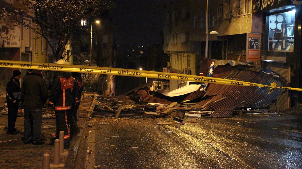 Şiddetli Rüzgar Ağaçları Devirdi, Çatıları Uçurdu