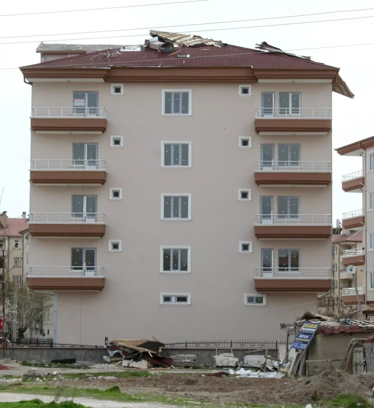 Şiddetli Rüzgar Evin Çatısını Uçurdu, Ağaçları Devirdi