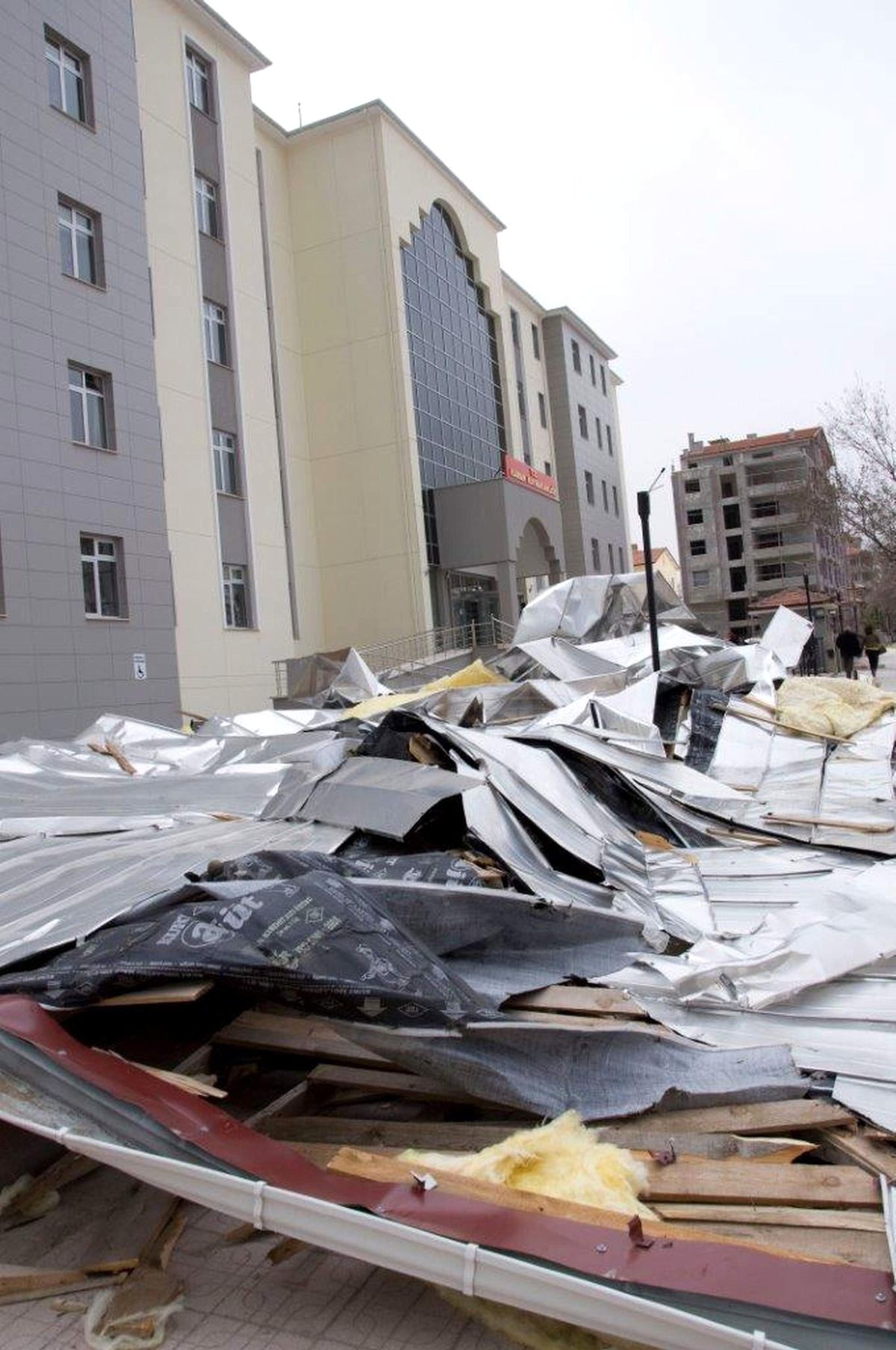 Şiddetli Rüzgar Yapımı Süren Hükümet Konağının Çatısını Uçurdu