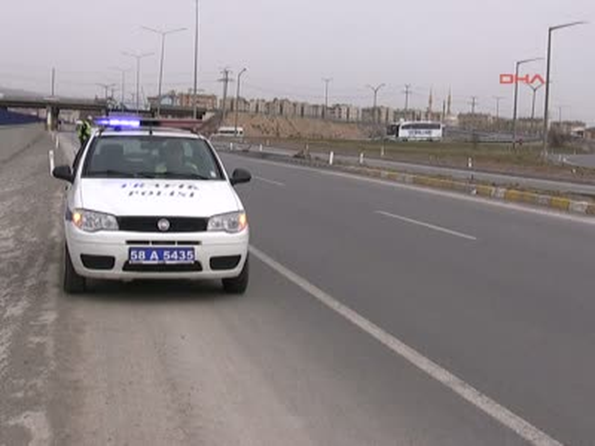 Sivas\'ta Şiddetli Rüzgar Aydınlatma Direklerini Devirdi