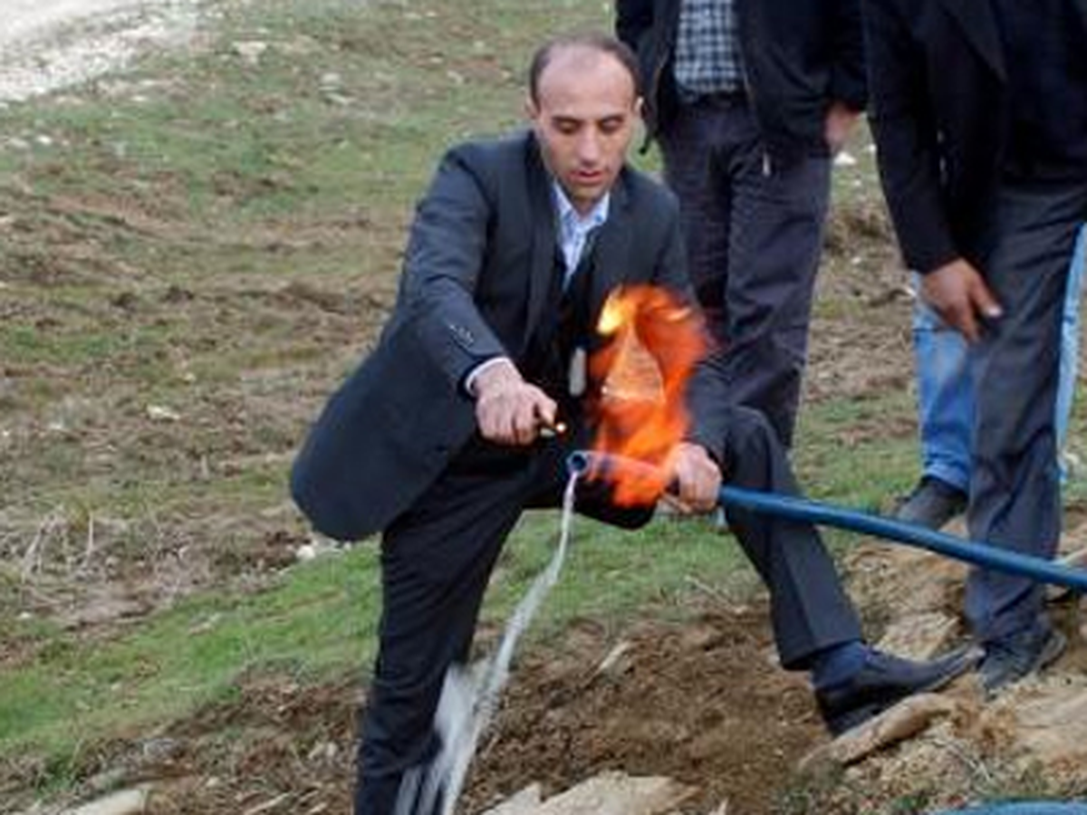 Su Kuyusundan Doğalgaz Çıktı
