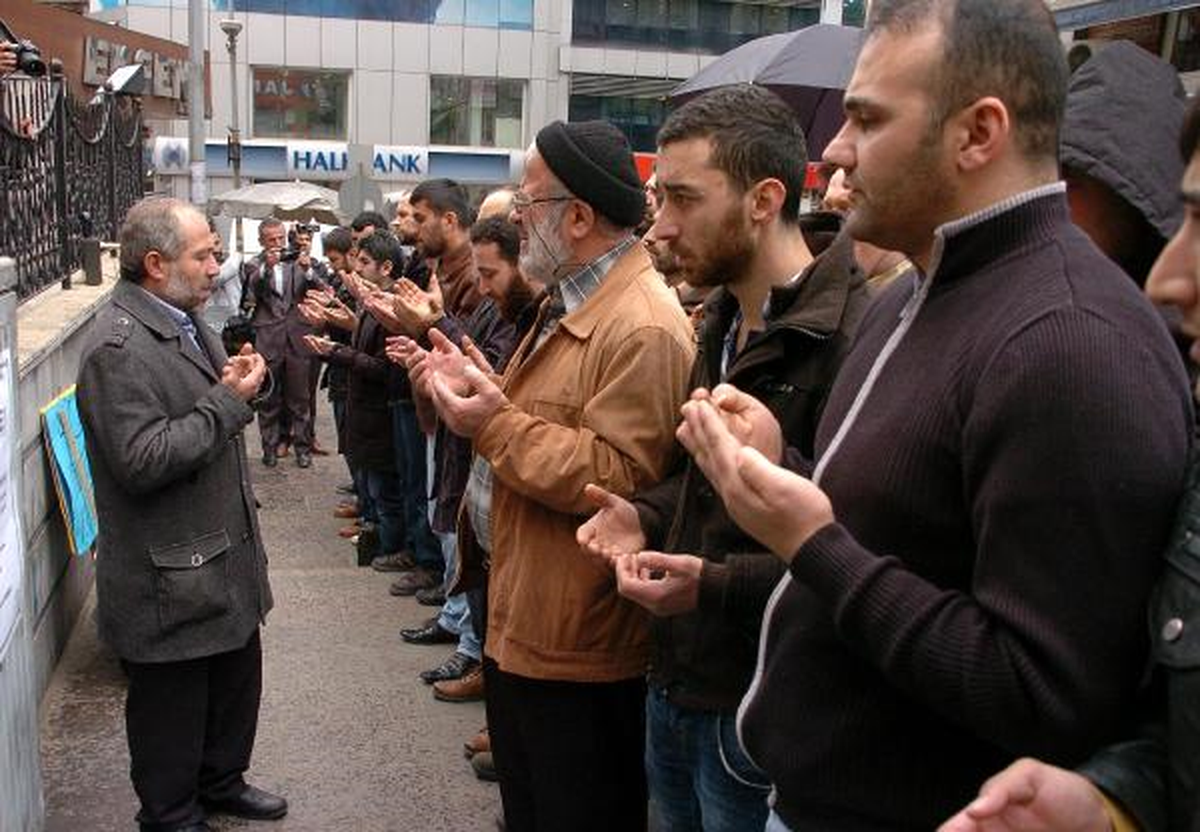 Suriye\'de Ölenler İçin Gıyabi Cenaze Namazı