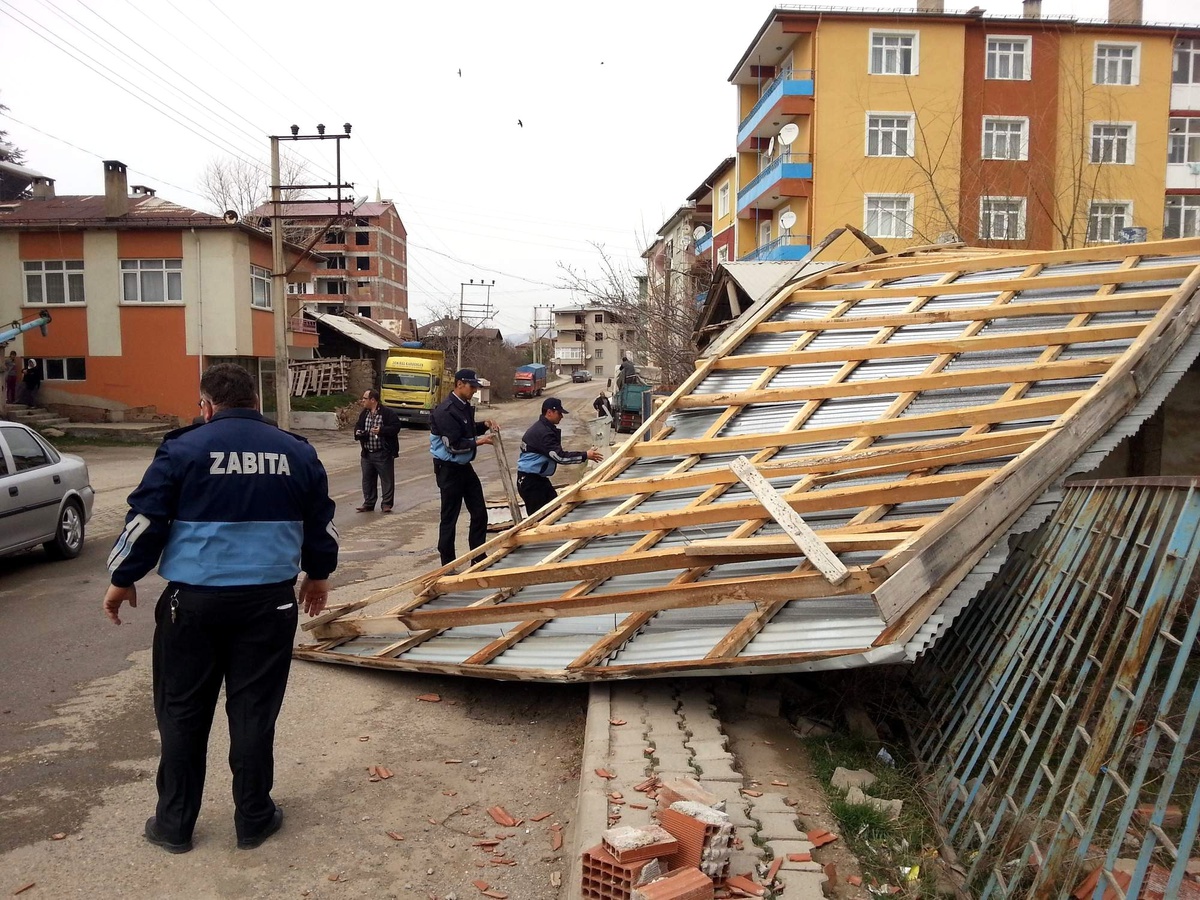 Suşehri\'nde Rüzgar Hayatı Olumsuz Etkiliyor