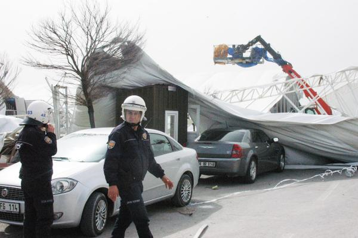 Tarım ve Hayvancılık Fuarı\'nda Çadır Çöktü: 19 Yaralı