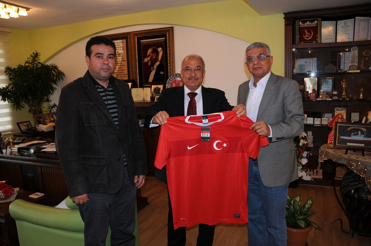 TFF, Başkan Kocamaz\'a Milli Forma Hediye Etti
