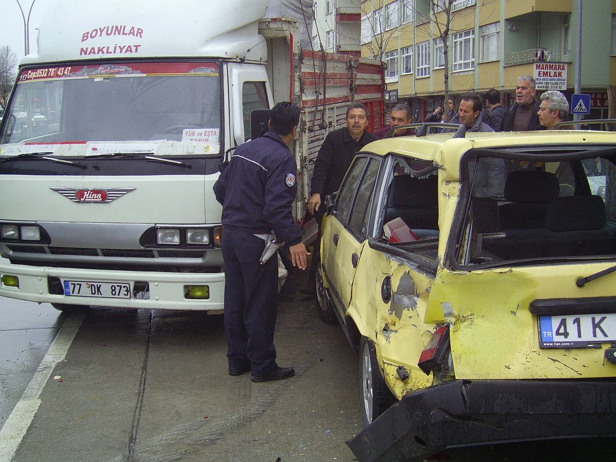 Yağışlı Hava Kazalara Neden Oldu