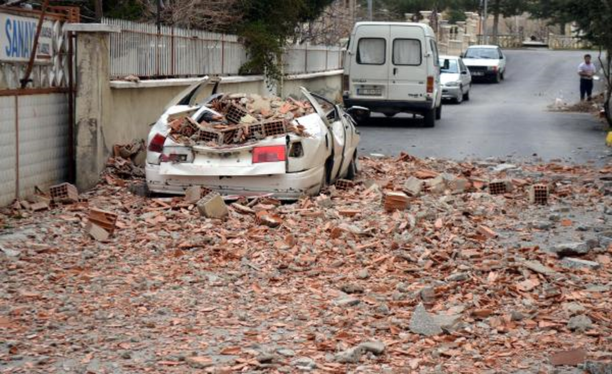 Yalvaç'ta Fırtına Çatı Uçurdu