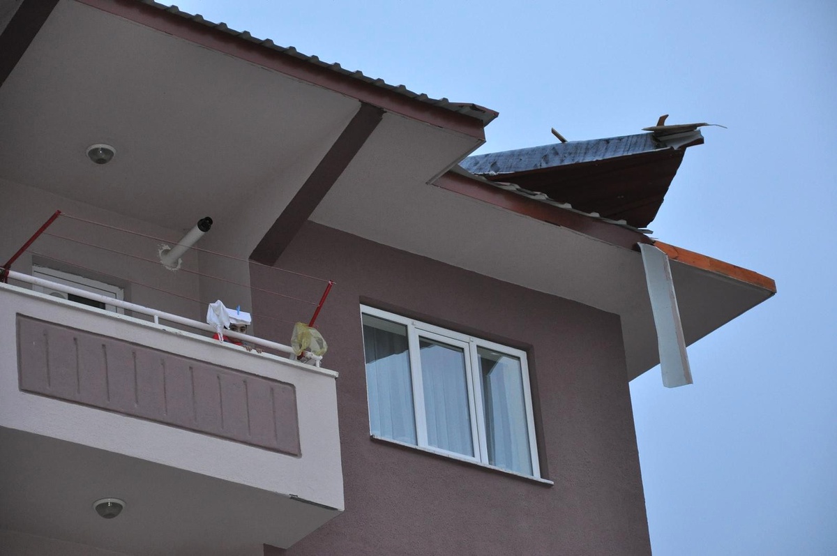 Yerköy\'de Fırtına Çatıları Uçurdu
