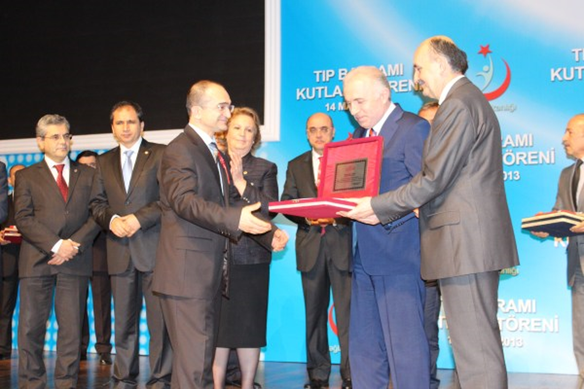 Yeryüzü Doktoru Prof. Dr. Ethem Güneren\'e Plaket