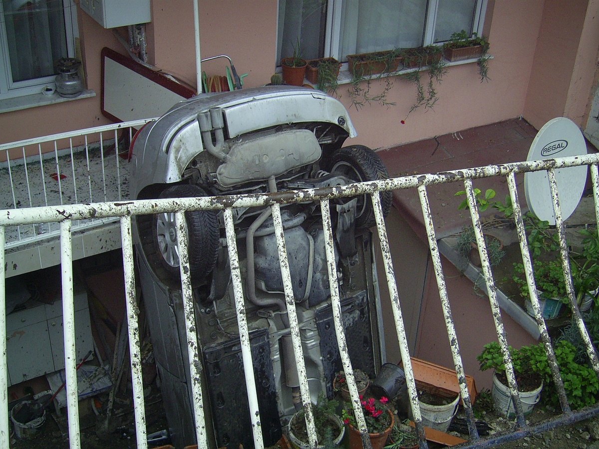 Yoldan Çıkan Otomobil Evin Balkonuna Dayandı