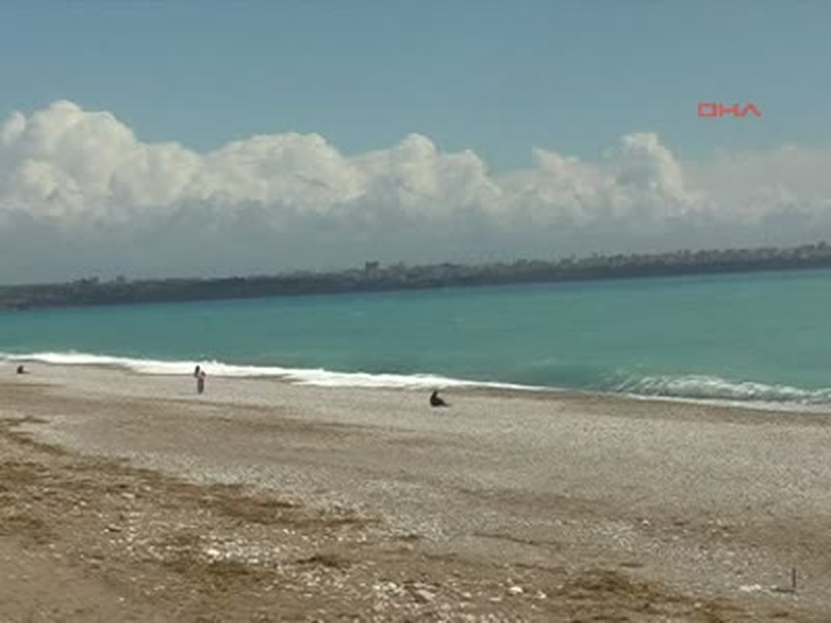 Antalya\'da Bahar Hava Sıcaklığının 17 Derece Ölçüldüğü Antalya\'da, Bazı Kişiler Sahil Kenarında...