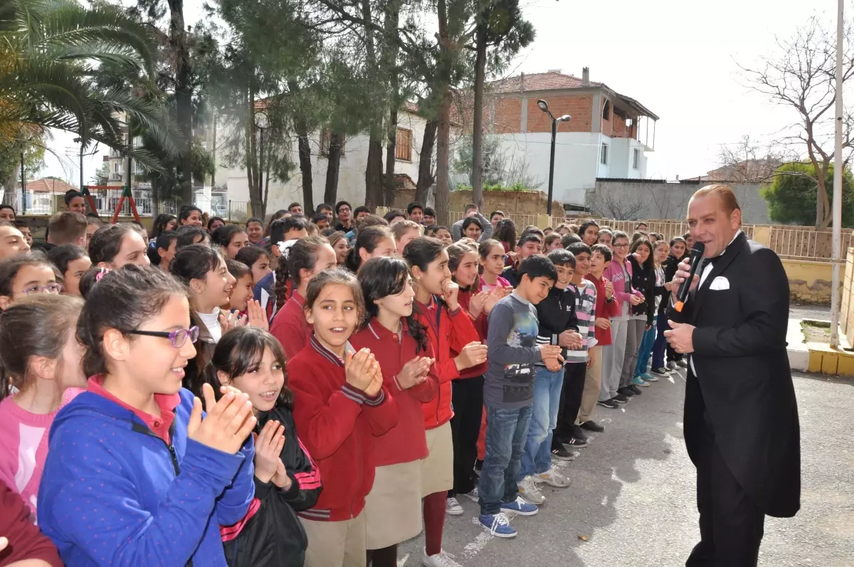 Atatürk\'e Benzerliğiyle Bilinen Oyuncu Göksal Kaya, Menemen\'e Konuk Oldu