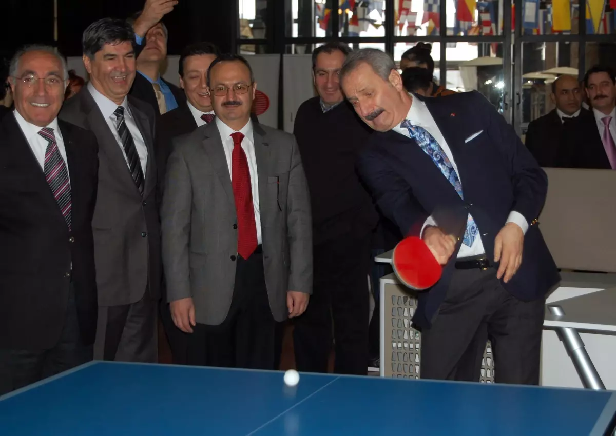 Bakan Çağlayan\'ın Tenis Keyfi