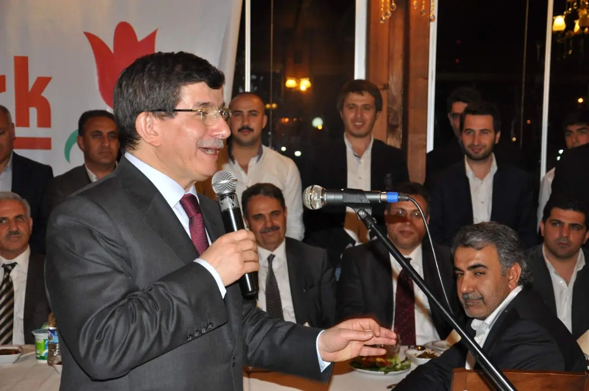 Bakan Davutoğlu, Diyarbakır\'da Partililerle Buluştu