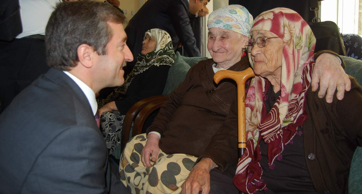 Başkan Tahmazoğlu Yaşlılar Haftasını Kutladı