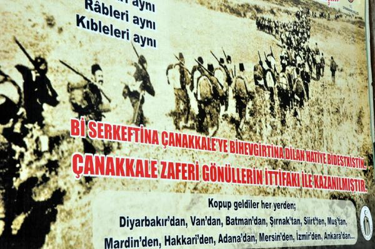 Diyarbakır\'da Kürtçe Çanakkale Afişleri