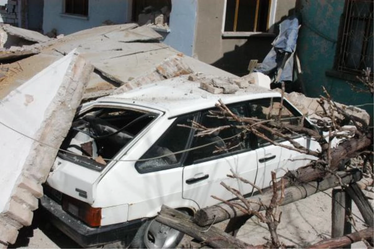 Dükkan Park Halindeki Otomobilin Üzerine Çöktü