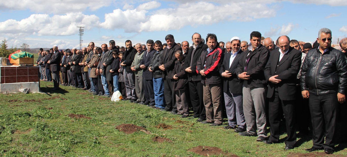 İntihar Eden Küçük Kız Toprağa Verildi