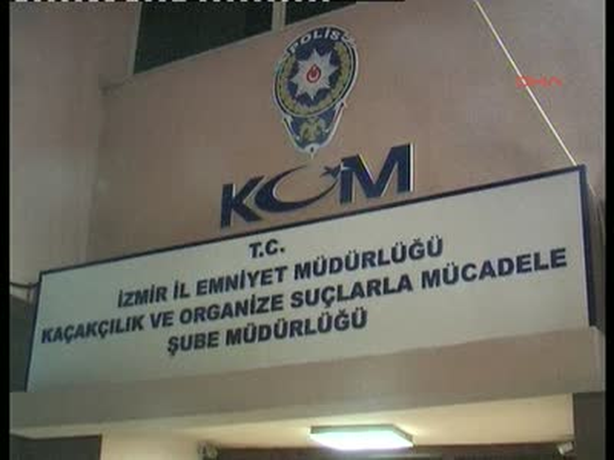 İzmir\'de Sosyal Medya Operasyonu: 8 Gözaltı