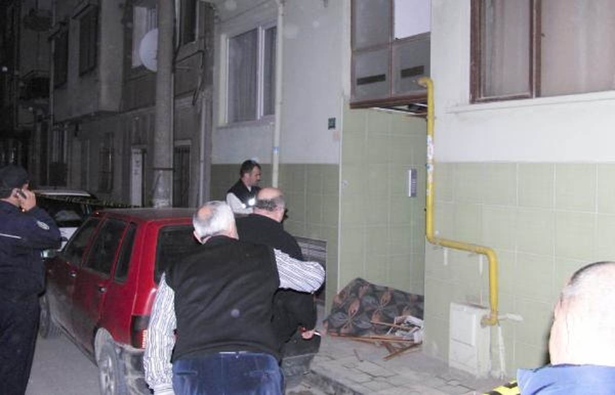 Kapıya Cam Takarken Düşüp Öldü