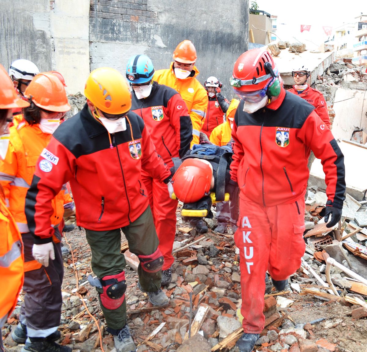Karşıyaka\'da Deprem Tatbikatı Devam Ediyor