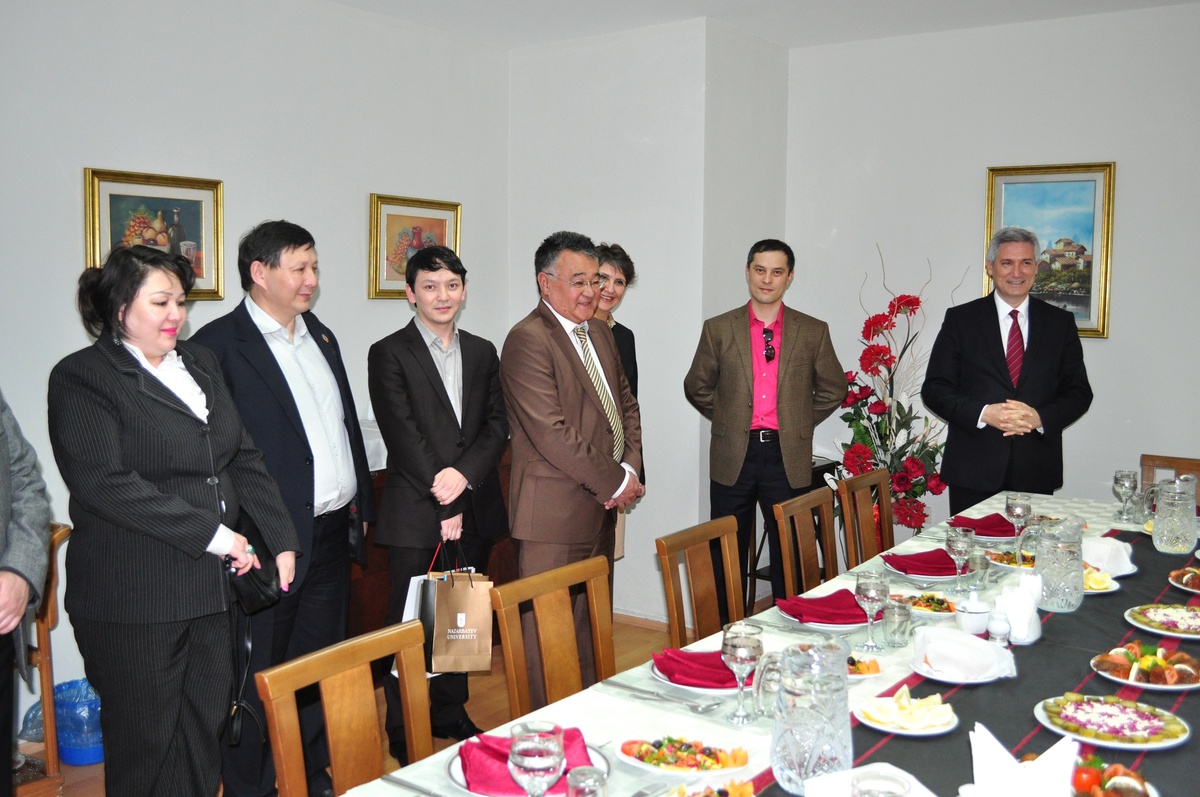 Kazakistanlı Sağlıkçılardan Balcalı\'ya Ziyaret