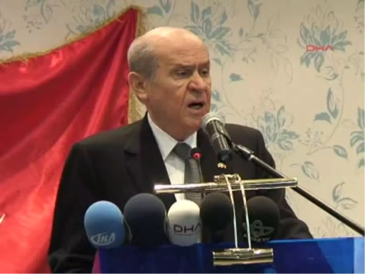 Ünye\'de Bahçeli\'nin Konvoyunda Kaza