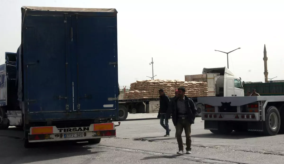 (Özel Haber) Sınırda 4 Kilometrelik Tır Kuyruğu