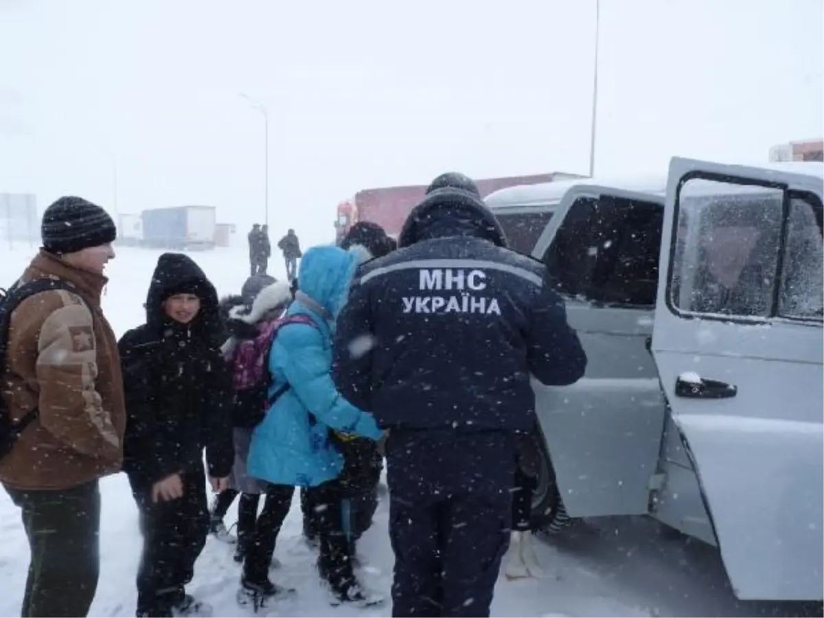 Ukrayna Kar Yağışına Teslim Oldu